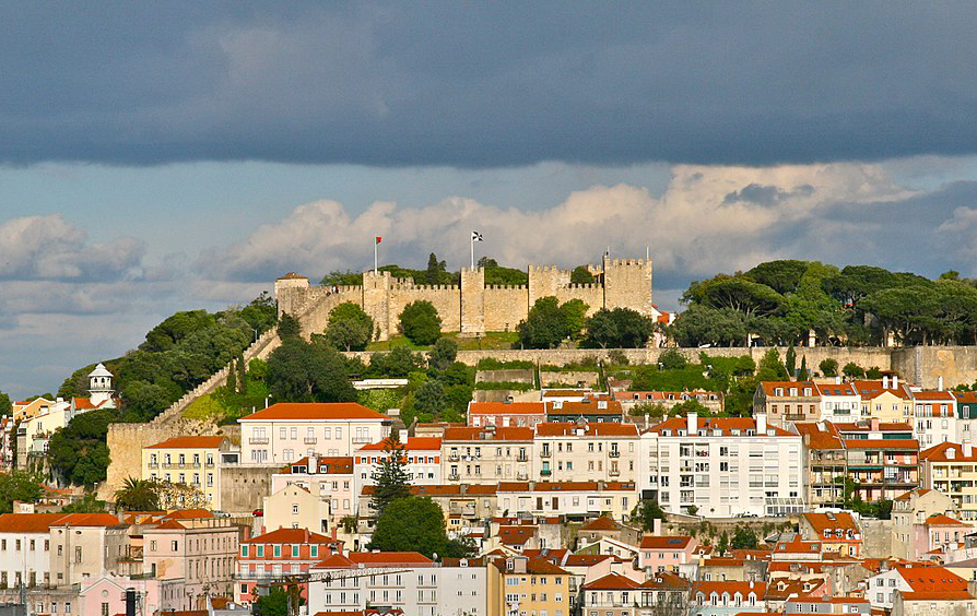 Em Portugal, o castelo de São Jorge data do século I antes de Cristo, e serviu como importante fortaleza. Jorge é o padroeiro dos cavaleiros, além de protetor do país. 