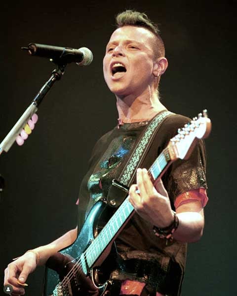 Dona de uma voz grave, rouca e inconfundível, Cássia desafiou padrões, transitou entre o rock, o samba e a MPB com naturalidade, e deixou uma marca profunda pela intensidade com que vivia e se expressava nos palcos.
