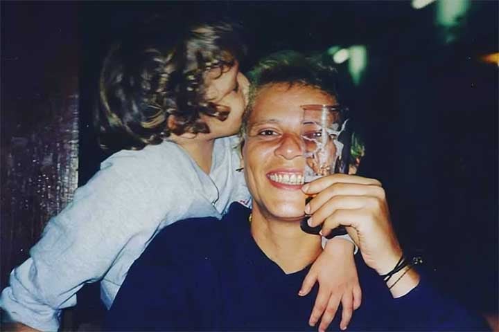 Apesar da imagem pública forte e rebelde, fora dos palcos Cássia era descrita por amigos e familiares como uma pessoa doce, tímida e reservada. 
