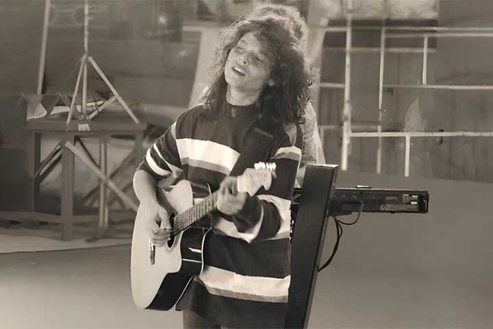 Seu primeiro disco, “Cássia Eller”, de 1990, apresentou ao público uma artista visceral, com repertório que mesclava rock e MPB, com releituras de artistas como Itamar Assumpção, Cazuza, Frejat e Renato Russo, e chamou atenção pelo vigor interpretativo de Cássia. 
