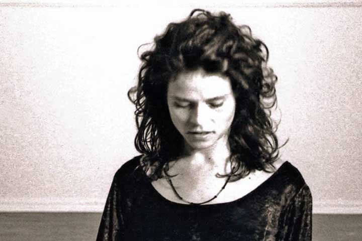 A morte de Cássia Eller, em 29 de dezembro de 2001, no Rio de Janeiro, causou enorme comoção nacional. A cantora sofreu um infarto do miocárdio, aos 39 anos, poucos dias após participar do especial de fim de ano da Rede Globo e no auge de seu reconhecimento artístico. 