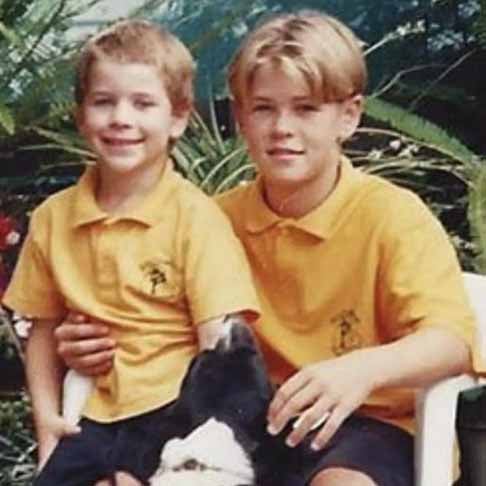 Liam começou a enxergar a profissão de ator como seu destino - acompanhando as mesmas expectativas dos irmãos (na foto, ele com o irmão mais velho, Chris) - ainda na época de escola.
