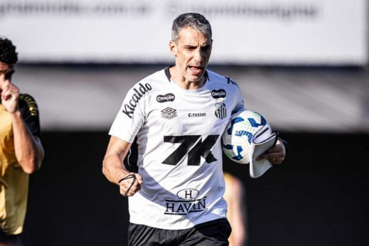 Argentino comandou um coletivo com a equipe nesta quinta e deve definir o time para a partida nesta sexta-feira 