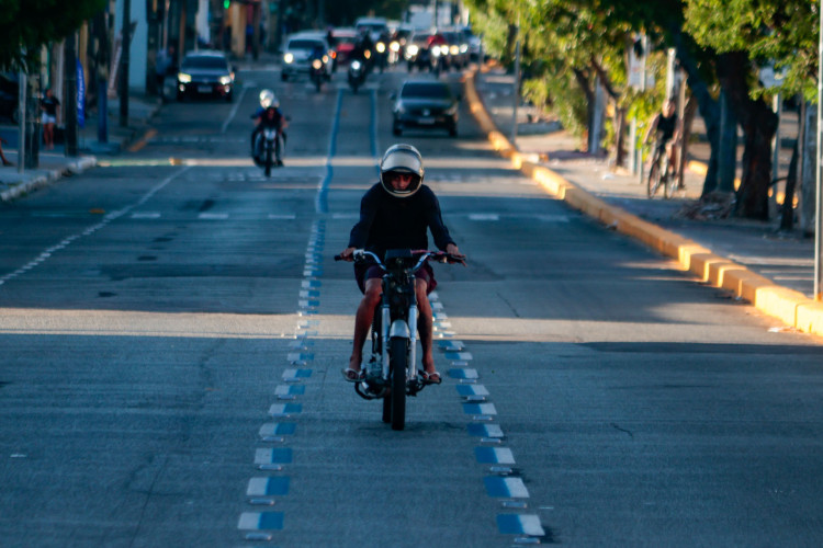 Faixas azuis para motos concluídas e sinalizadas na Av. Humberto Monte, no trecho compreendido entre as ruas José de Pontes e Rio Grande do Su