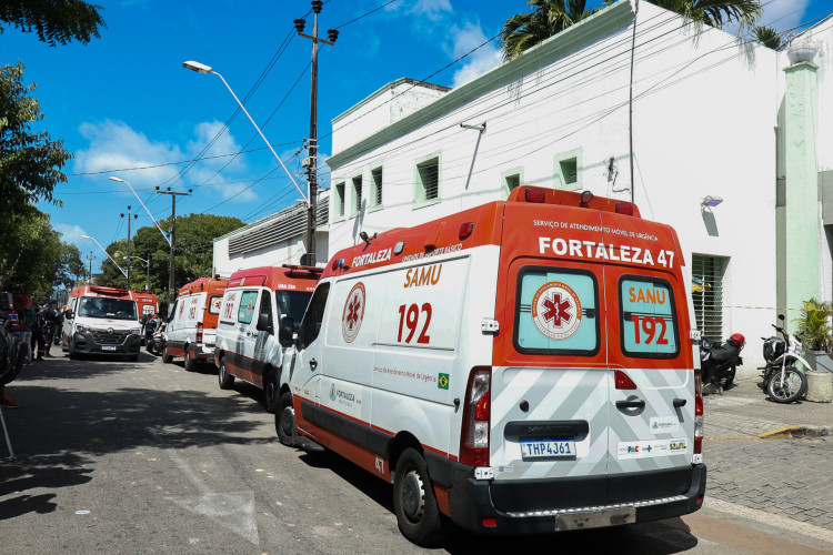 Dezenas de ambul&acirc;ncias foram posicionadas na av. Imperador 