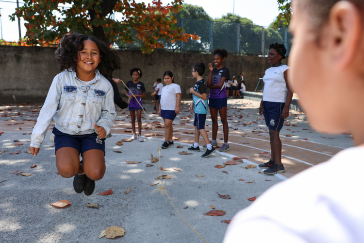 Estudantes brincam de durante recreio em escola