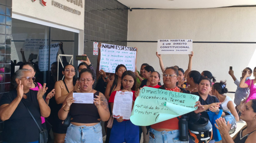 População protestou contra revogação de programa habitacional em Caucaia.