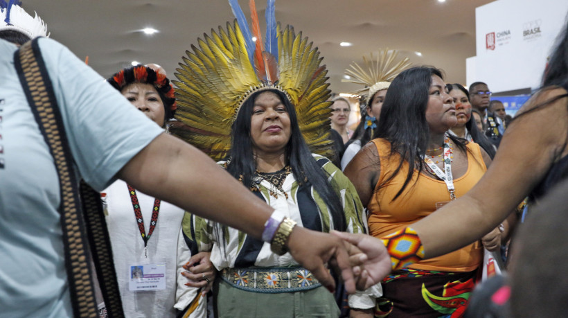A ministra dos Povos Indígenas, Sônia Guajajara, caminha pelos corredores com mulheres indígenas na COP30