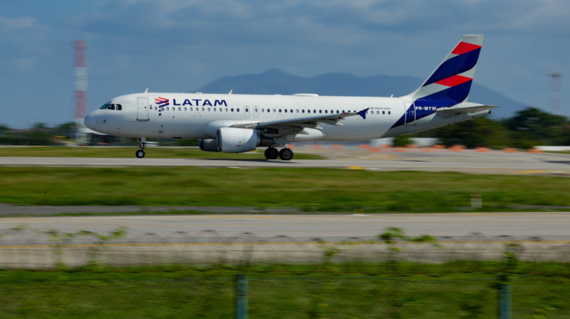 A paralisação dos pilotos afeta 20 mil passageiros e busca reajuste salarial e melhores condições contratuais.