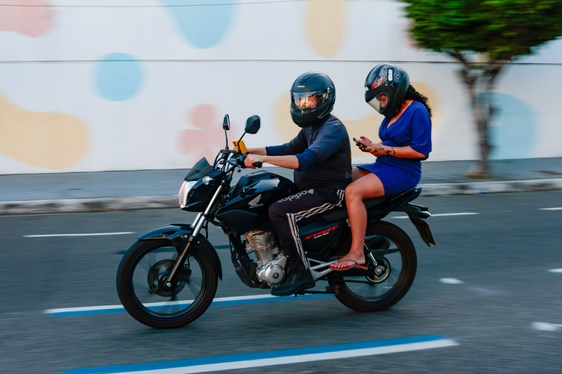 Cotidiano Faixas azuis para motos na avenida Humberto Monte, em Fortaleza (Foto: Samuel Setubal)