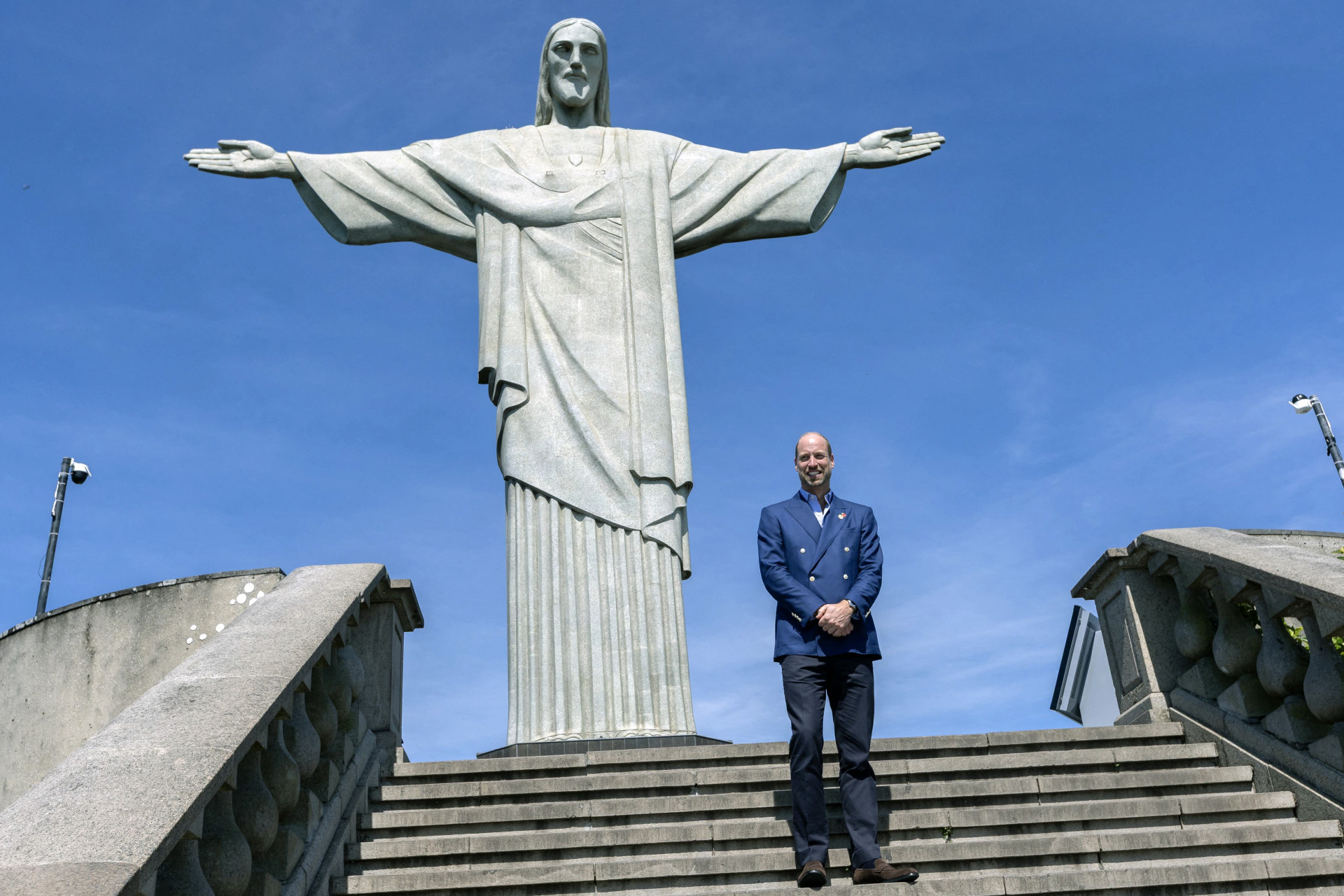 O príncipe William, príncipe de Gales, posa para uma foto ao lado da estátua do Cristo Redentor no Rio de Janeiro, Brasil, em 5 de novembro de 2025. O príncipe William visita o Brasil para apresentar a cerimônia de entrega do Prêmio Earthshot e para participar da COP30, a cúpula climática da ONU, em nome do rei Charles da Grã-Bretanha. (Foto de Eduardo Anizelli / POOL / AFP) (Foto: Eduardo Anizelli / POOL / AFP)