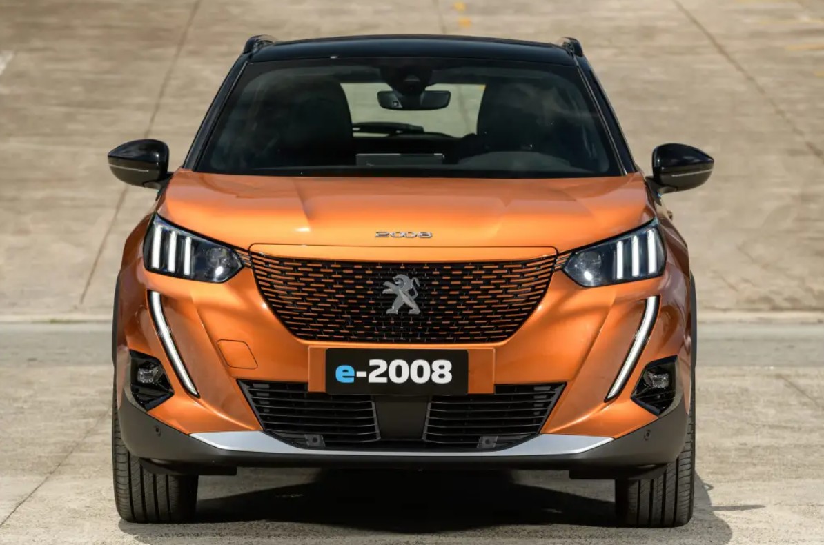 Está na lista, também, o Peugeot e-2008. A versão totalmente elétrica do SUV compacto 2008.