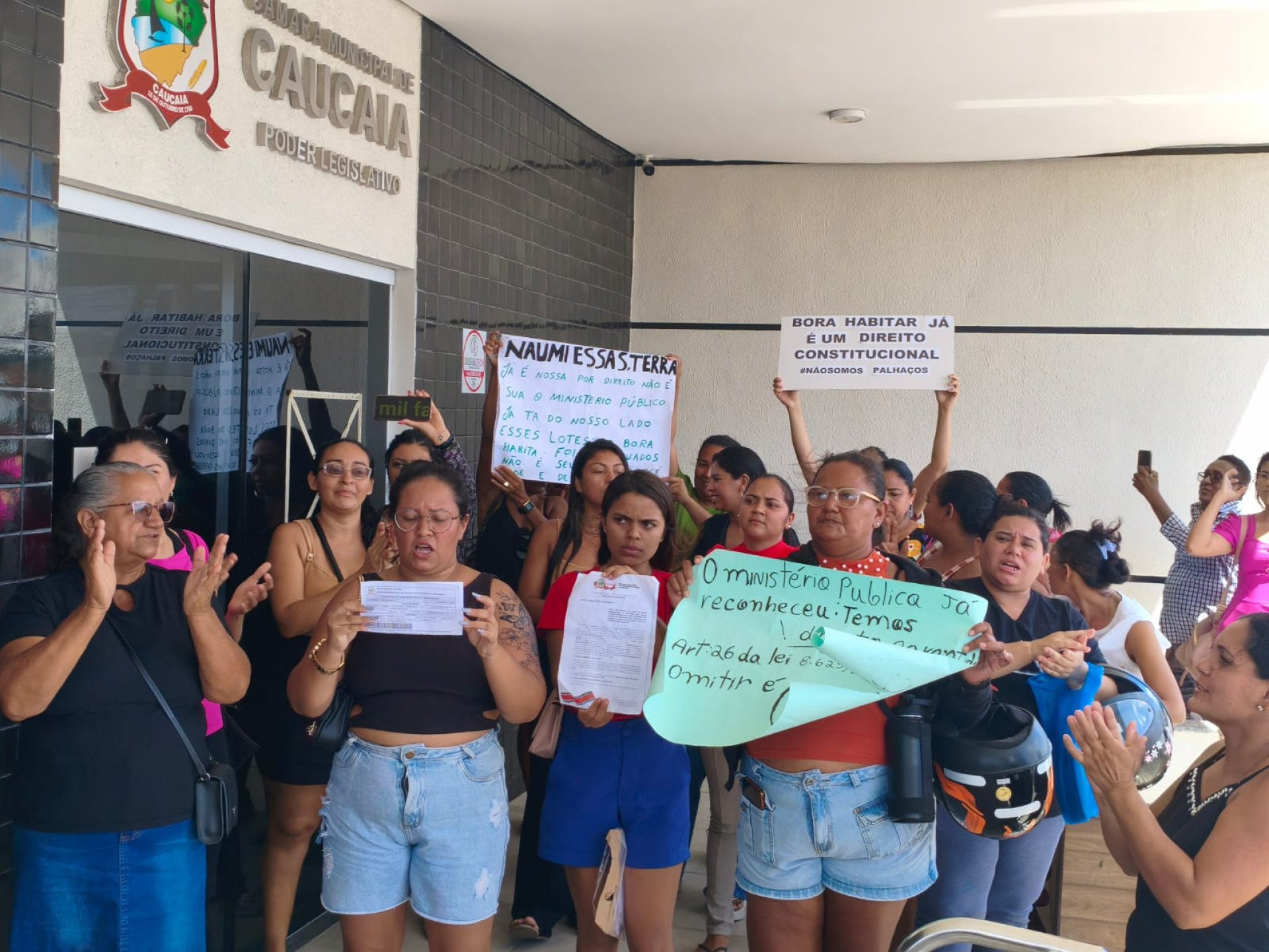 População protestou contra revogação de programa habitacional em Caucaia (Foto: Lorena Frota / Especial para O POVO)