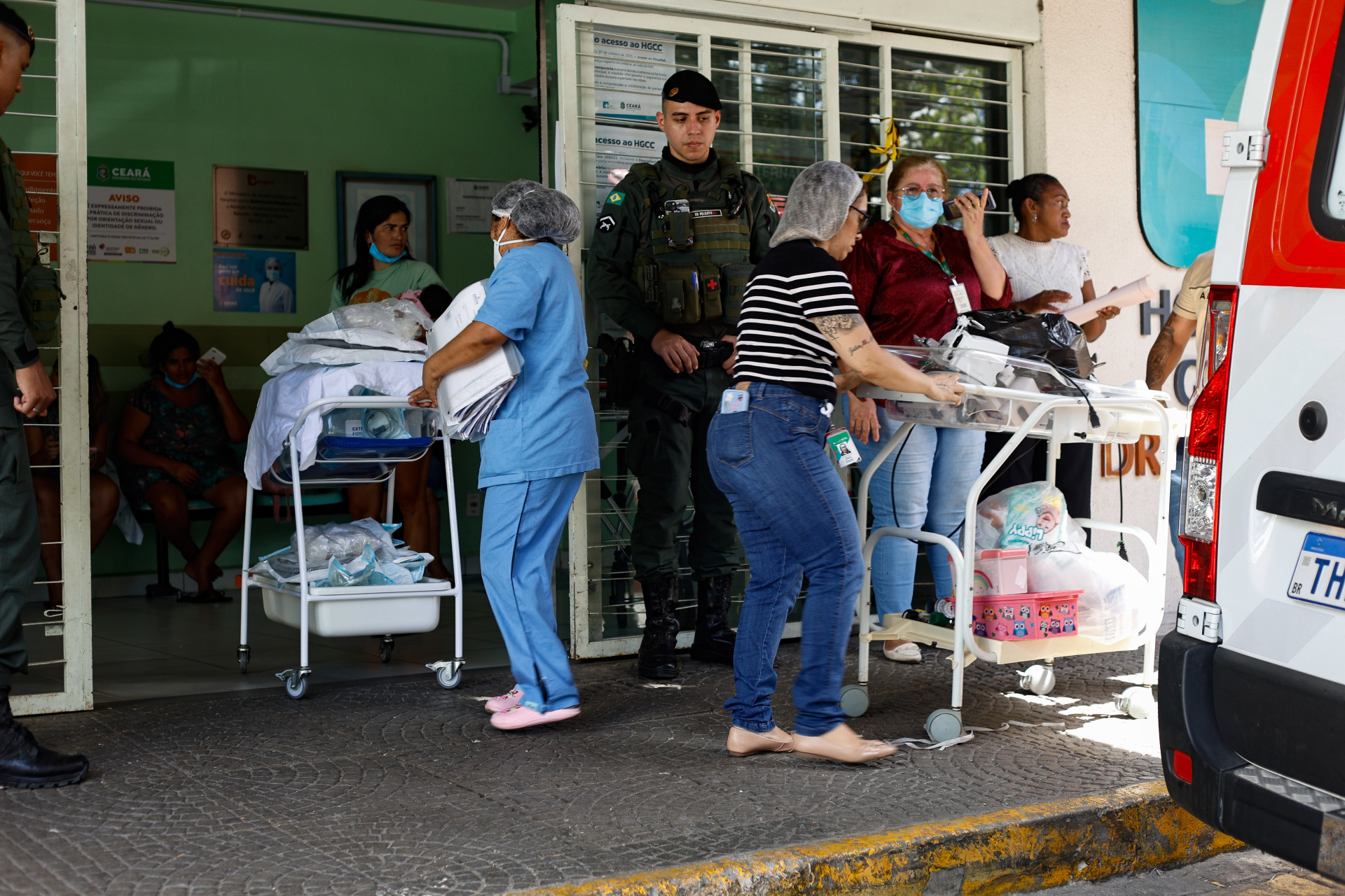FORTALEZA, CEARÁ,  BRASIL- 13.11.2025:.Incêndio atinge hospital César Cals e bebês são retirados às pressas da unidade. (Daniel Galber/Especial para O POVO) (Foto: DANIEL GALBER/ESPECIAL PARA O POVO)