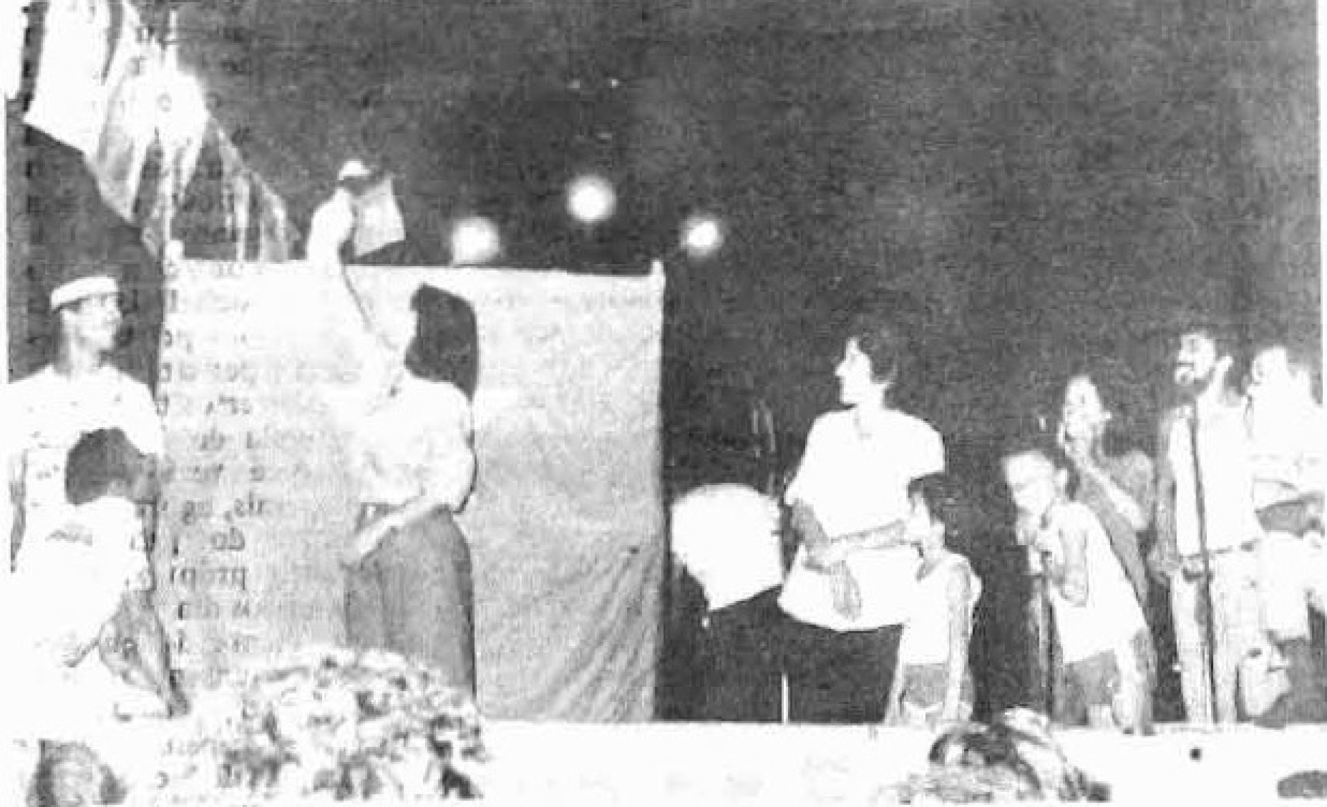 Maria Luíza consegue reunir multidão tendo bonecos como chamariz