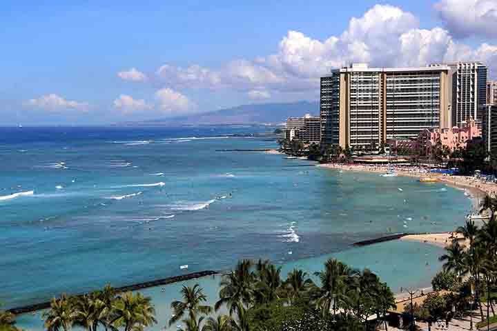 Fundada em 1845, a cidade é conhecida por sua beleza natural, incluindo praias como Waikiki, e por sua importância histórica como capital do Reino Havaiano e, posteriormente, do estado americano. 
