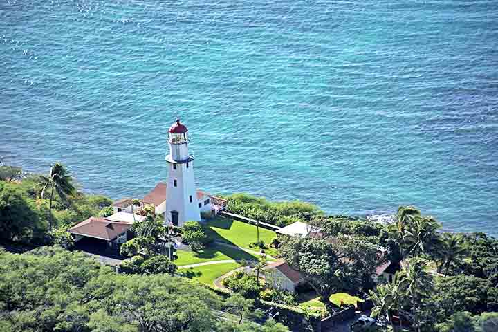 Situada na costa sul da ilha de Oahu, Honolulu é a cidade mais ocidental e meridional dos Estados Unidos. Além disso, é o local mais distante do continente americano em termos de latitude e longitude.