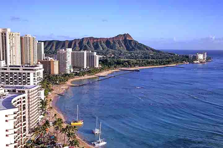 Com a chegada do capitão inglês William Brown, em 1794, um grande número de navios estrangeiros visitou o porto, o que motivou a expansão de Honolulu.