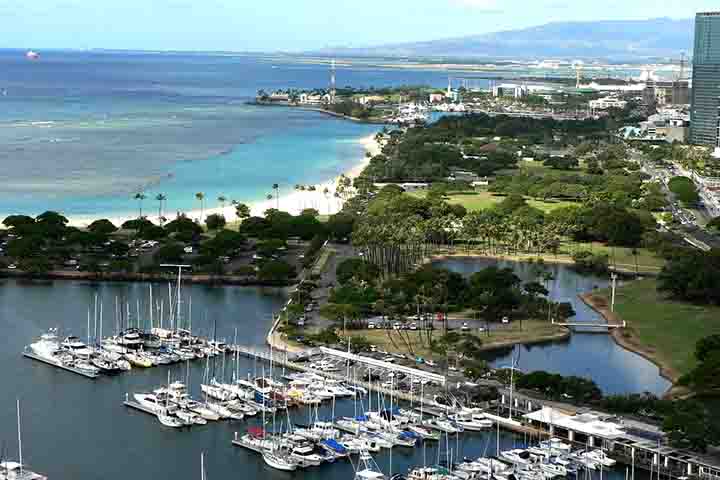 Apesar da segunda guerra mundial, a inclusão do Havaí como estado da União trouxe um salto econômico e um crescimento rápido para Honolulu.