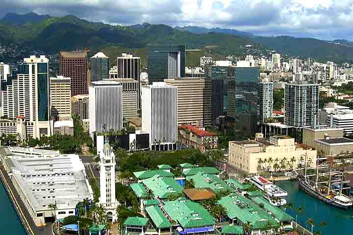A palavra Honolulu significa baía protegida ou porto calmo em havaiano. O nome reflete a localização da cidade em uma baía que oferece um refúgio seguro para embarcações. 
