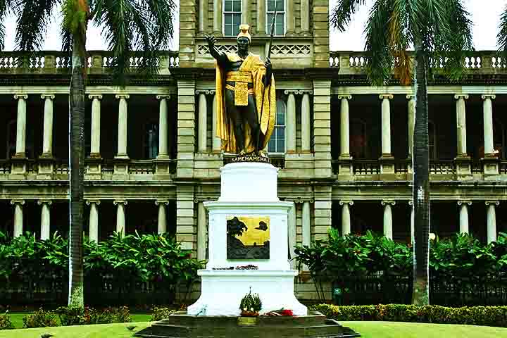 Algumas descrições verbais indicam que no século XII haveria uma comunidade no local onde está hoje. Contudo, quando Kamehameha I conquistou Oahu na batalha de Nuuanu Pali, mudou a sua corte real da Ilha Havaí para Waikiki em 1804, voltando em 1809.