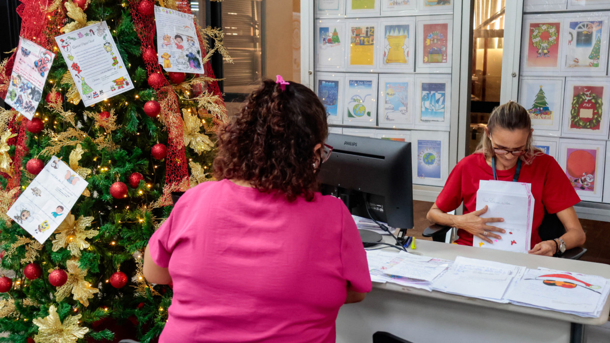 Campanha Papai Noel dos Correios no Ceará, possibilita que padrinhos e madrinhas leiam as cartas, adotem os pedidos e entreguem os presentes nas agências até o dia 12 de dezembro