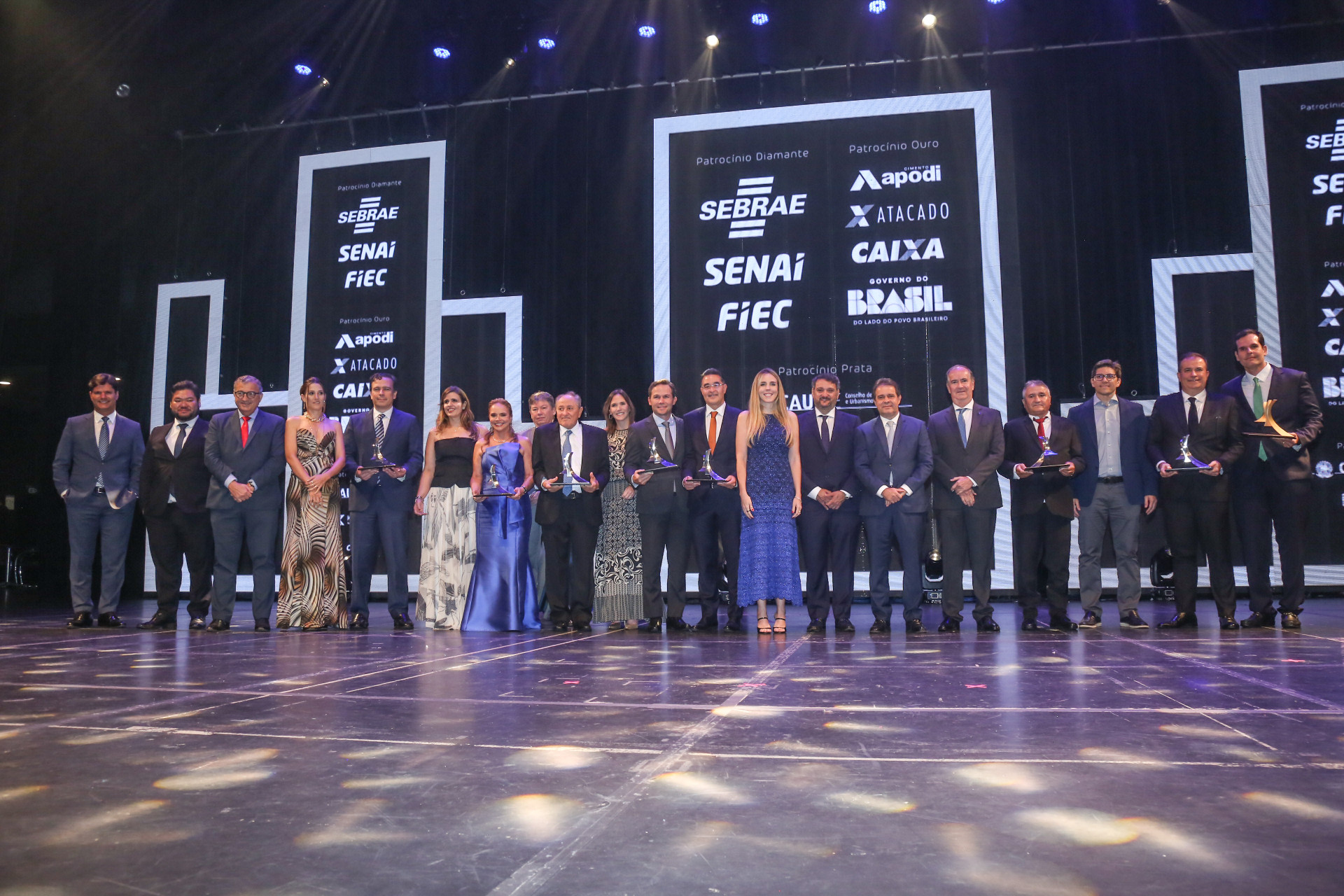 Autoridades com vitoriosos (Foto: JoaoFilho Tavares)