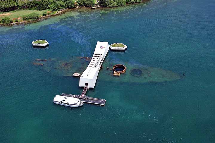 O USS Arizona Memorial é um museu, localizado em Pearl Harbor, que demarca geograficamente o antigo ancoradouro, afundado pelas tropas japonesas. Além disso, serve também como cemitério para as 1.102 vítimas do ataque no local, em 7 de dezembro de 1941.