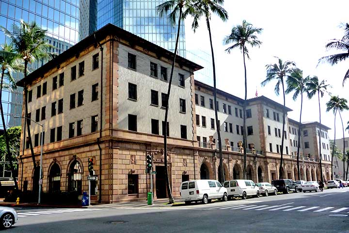 Downtown, o movimentado centro político e comercial do Havaí, é conhecido por arranha-céus e pelo luxuoso Palácio ʻIolani. O Hawaii State Art Museum, por sua vez, exibe arte contemporânea local e atrai muitos curiosos e apaixonados ao longo do ano.
