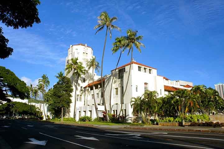 Honolulu Hale é a sede oficial do governo da cidade e do condado. Local das câmaras do prefeito de Honolulu e da Câmara Municipal. Na língua havaiana, hale significa casa ou edifício.