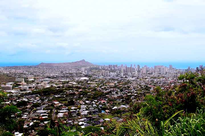 Atualmente, Honolulu é uma cidade com muitos arranha-céus modernos e é o centro da indústria do turismo no Pacífico, com centenas de hotéis e milhares de quartos.