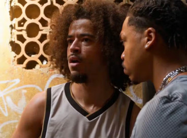 Ryan (L7nnon) deseja sair da cena do crime para viver de música, mas é obrigado pelo 