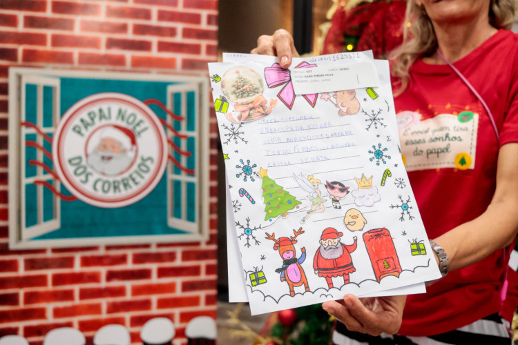 Campanha possibilita que padrinhos e madrinhas leiam as cartas, adotem os pedidos e entreguem os presentes nas agências até o dia 12 de dezembro deste ano