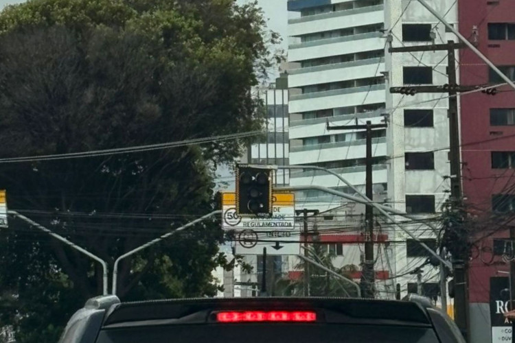 População flagra semáforos apagados pela avenida Domingos Olímpio e Heráclito Graça, em Fortaleza, na manhã desta sexta-feira, 14 