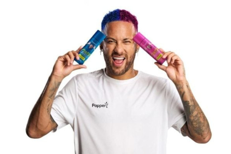 Companhia passa a ter autorização para licenciar itens conectados à imagem de craque como copos, balões e tinta de cabelo com variações