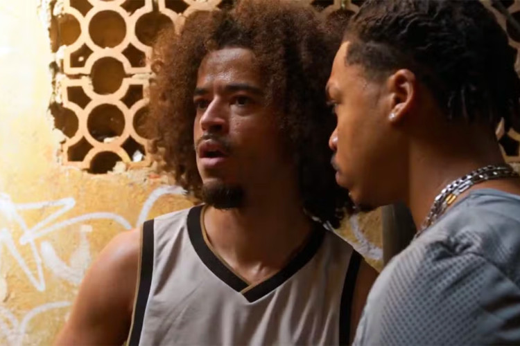 Ryan (L7nnon) deseja sair da cena do crime para viver de música, mas é obrigado pelo 