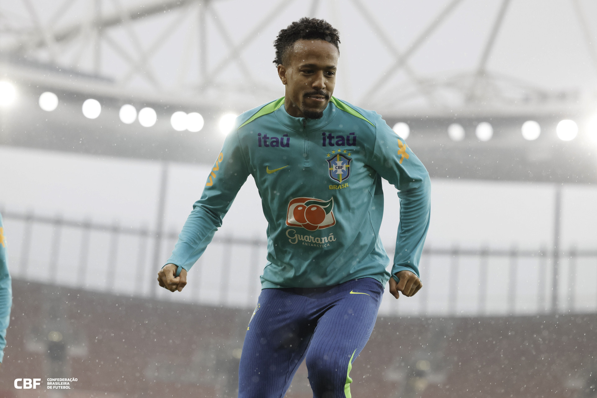 Éder Militão em treino da seleção brasileira no Emirates Stadium, em Londres (Foto: Rafael Ribeiro / CBF)