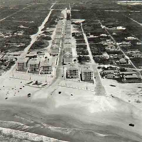 Praia Grande, no litoral de São Paulo, tem sua origem ligada à colonização portuguesa na Capitania de São Vicente, da qual fez parte até se emancipar politicamente em 1967, devido à precariedade da infraestrutura na época.