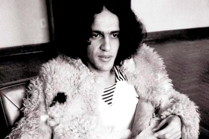 O movimento tropicalista foi um enorme sucesso, e Caetano se tornou um dos seus principais expoentes.  Durante o regime militar brasileiro (1964-1985), Caetano foi perseguido pelo governo e exilou-se em Londres, na Inglaterra. Lá, ele gravou alguns de seus álbuns mais importantes, como Transa (1972) e Araçá Azul (1973).