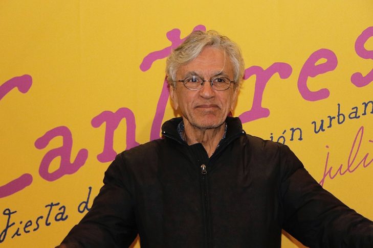 Para além da música, Caetano também é escritor, tendo publicado vários livros de ensaios, crônicas e memórias, como “Verdade Tropical”, lançado em 1997, e “O Mundo Não é Chato”, lançado em 2005.