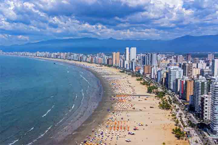 A cidade tem 23 km de orla, com destaques como a Praia da Guilhermina, Praia do Canto do Forte, com águas mais calmas e vista para a montanha, e a Praia Solemar.