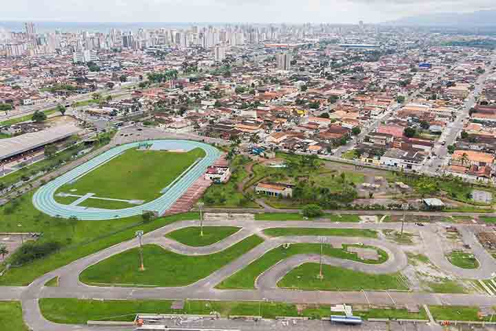 No século XVII, surgiram núcleos populacionais com foco na produção agrícola, especialmente nos atuais bairros do Boqueirão e Canto do Forte, que vendiam alimentos e artesanato em Santos e São Vicente.