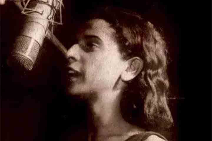 Ainda em 1968, foi lançada pela sua antiga gravadora RCA, uma coletânea de seus primeiros sucessos ao lado de seu irmão Caetano Veloso e de seu conterrâneo Gilberto Gil, intitulada Velloso-Bethânia-Gil.