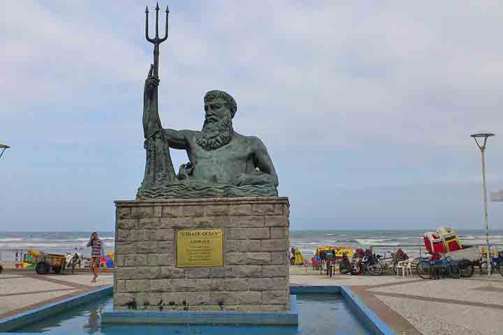 Da mesma forma, a cidade possui a estátua de Iemanjá e a estátua de Netuno, que são pontos turísticos bem conhecidos e chamam a atenção dos turistas.