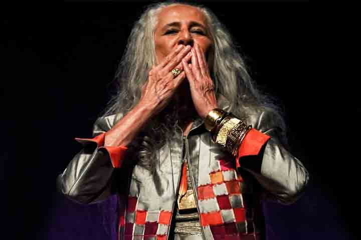 Conhecida como uma das maiores cantoras da história da MPB, Maria Bethânia causa frisson por onde passa, com seu timbre único e músicas populares. A artista completou 79 anos em 18/06/2025, com uma trajetória marcante e repleta de canções que tocam o coração. 