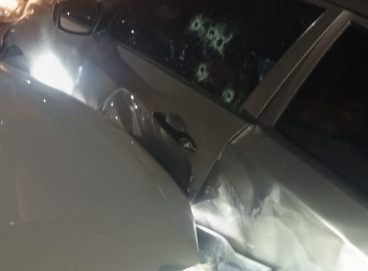 Carro foi atingido por v&aacute;rios tiros. Pelo menos tr&ecirc;s pessoas sa&iacute;ram feridas e foram socorridas 