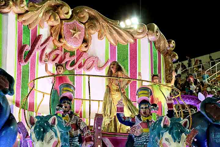 Maria Bethânia é conhecida por sua voz eloquente, por apresentar-se na maior parte das vezes com cabelos soltos, vestidos longos e descalça. Em 2016, foi homenageada pela escola de samba do coração, Mangueira, que a consagrou com o título do Carnaval Carioca. 