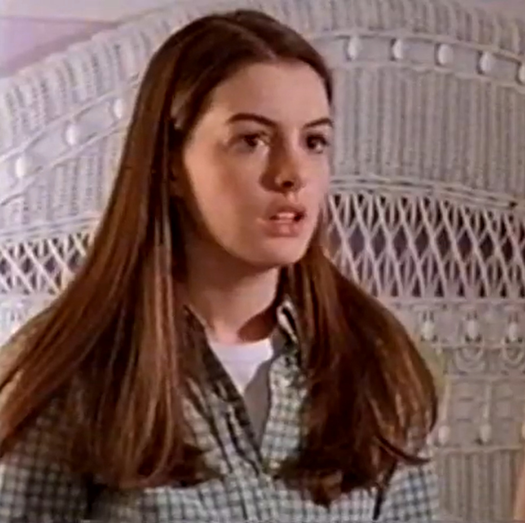 Esse, porém, não foi o trabalho de estreia da atriz. Nascida em 12 de novembro de 1982 no Brooklyn, Nova Iorque, Hathaway iniciou sua trajetória profissional em 1999 na série de TV “Caia na Real”.
