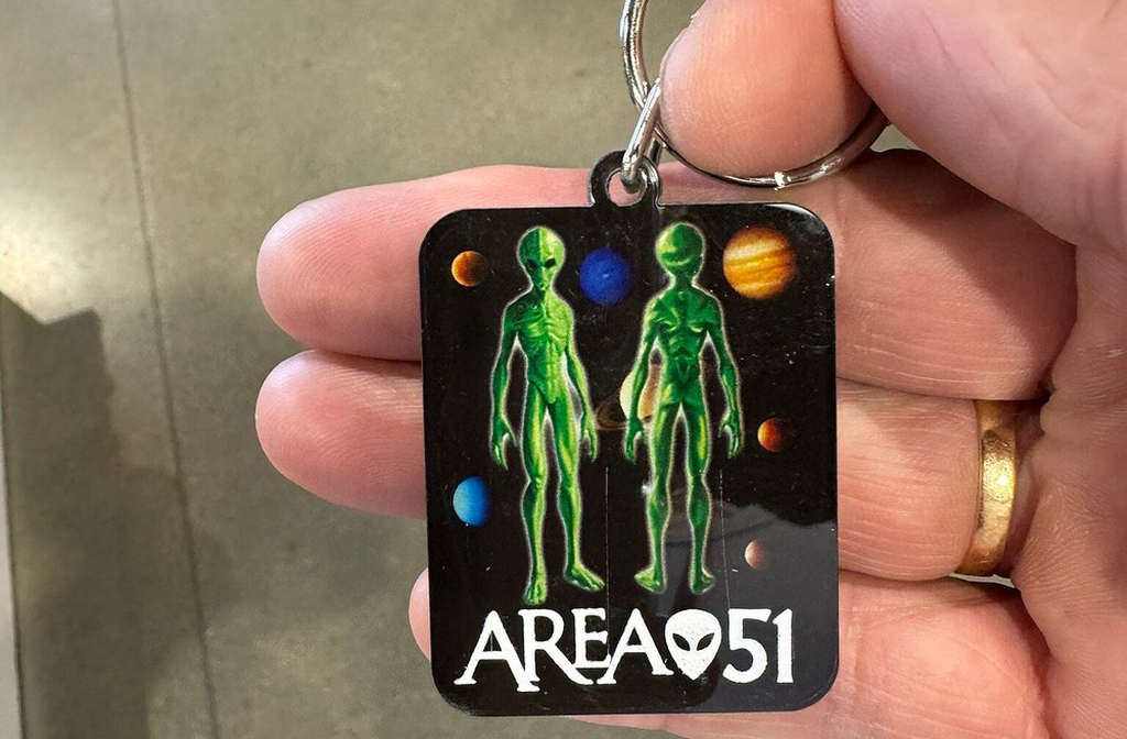 A partir dos anos 1980, rumores começaram a associar a Área 51 a experimentos com naves alienígenas. Histórias sobre discos voadores capturados e corpos extraterrestres escondidos ganharam força. Embora nunca tenham sido comprovadas, tais teorias se espalharam pelo mundo. A base, portanto, passou a ser vista como epicentro de segredos cósmicos.