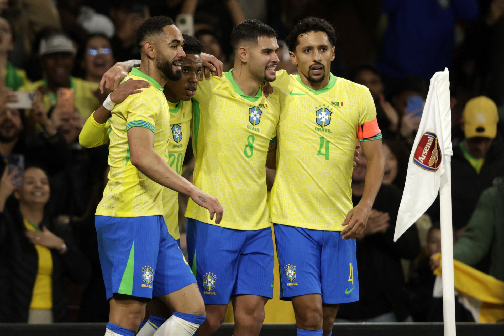 Estêvão e Casemiro marcaram os gols da vitória brasileira (Foto: IAN KINGTON / AFP)
